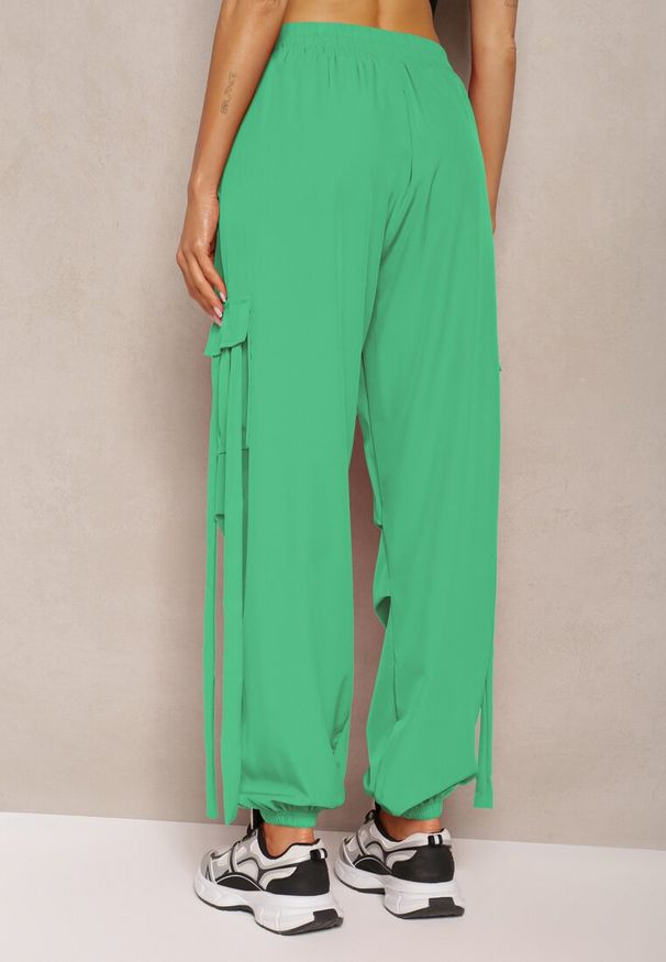 Renee - Zielone Spodnie o Fasonie Luźnych Bojówek High Waist z Wiszącymi Sznurkami Urselle. Okazja: na co dzień. Stan: podwyższony. Kolor: zielony. Materiał: materiał. Styl: elegancki, casual