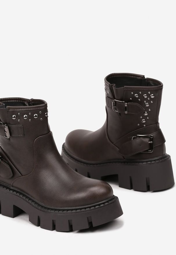Born2be - Brązowe Botki na Płaskiej Podeszwie z Nitami i Klamrami Esalorna. Okazja: na co dzień. Zapięcie: klamry. Kolor: brązowy. Materiał: jeans. Wzór: aplikacja. Sezon: zima, jesień. Obcas: na płaskiej podeszwie. Styl: elegancki, casual