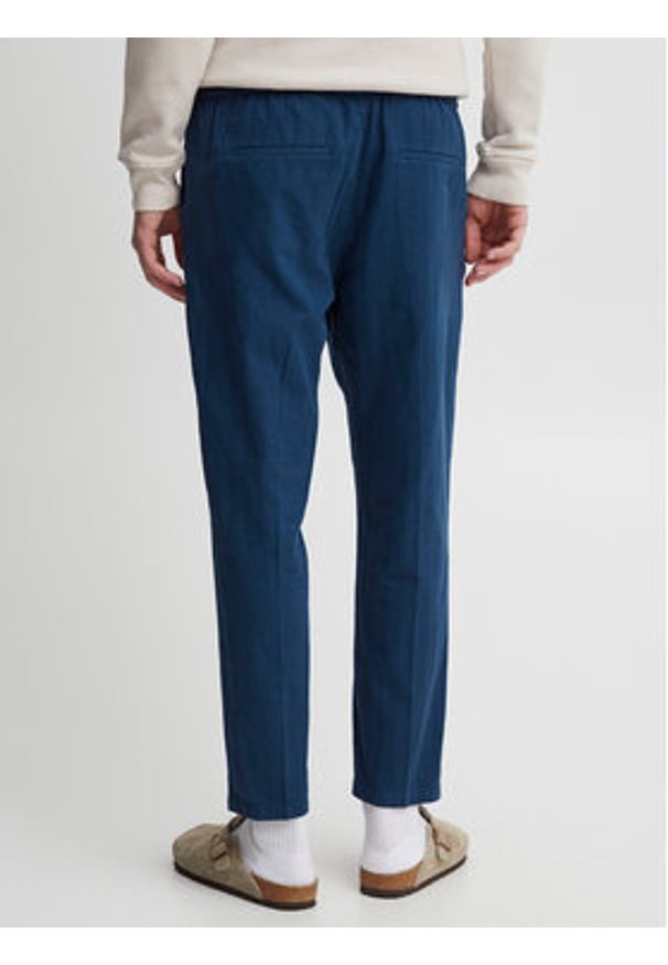 Casual Friday Spodnie materiałowe 20504738 Granatowy Regular Fit. Okazja: na co dzień. Kolor: niebieski. Materiał: bawełna, len, materiał. Styl: casual