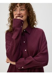 Reserved - Koszula oversize z bawełnianego muślinu - bordowy. Kolor: czerwony. Materiał: bawełna