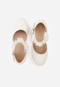 Born2be - Białe Eleganckie Sandały Czółenka na Niskim Słupku z Kwiatową Aplikacją Hialea. Okazja: na uczelnię, na komunię. Kolor: biały. Wzór: aplikacja, kwiaty. Styl: elegancki #5