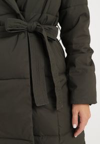 Born2be - Ciemnozielona Pikowana Kurtka z Kapturem z Odpinanym Futerkiem i Wiązanym Paskiem Kikira. Okazja: na spacer. Typ kołnierza: kaptur. Kolor: zielony. Materiał: futro. Długość rękawa: długi rękaw. Długość: długie. Styl: elegancki #5