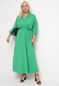 Born2be - Zielona Plisowana Sukienka Maxi z Kopertowym Dekoltem i Wiązaniem w Talii Lariah. Kolekcja: plus size. Kolor: zielony. Materiał: materiał. Typ sukienki: kopertowe. Długość: maxi