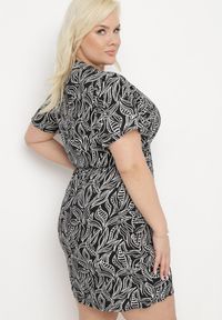 Born2be - Czarno-Biała Sukienka Rozkloszowana ze Sznurkiem w Talii w Drobny Print Ikattia. Okazja: na co dzień, na imprezę. Typ kołnierza: dekolt w kształcie V. Kolor: czarny. Materiał: tkanina, materiał. Długość rękawa: krótki rękaw. Wzór: nadruk. Sezon: lato. Styl: casual, elegancki, klasyczny #2