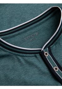 Ombre Clothing - Męski t-shirt henley z ozdobnymi ściągaczami - ciemnozielony V2. Okazja: na co dzień. Typ kołnierza: typu henley. Kolor: zielony. Materiał: wiskoza, żakard, poliester, materiał, jedwab, elastan. Wzór: kolorowy, aplikacja, paski. Styl: klasyczny, casual #5