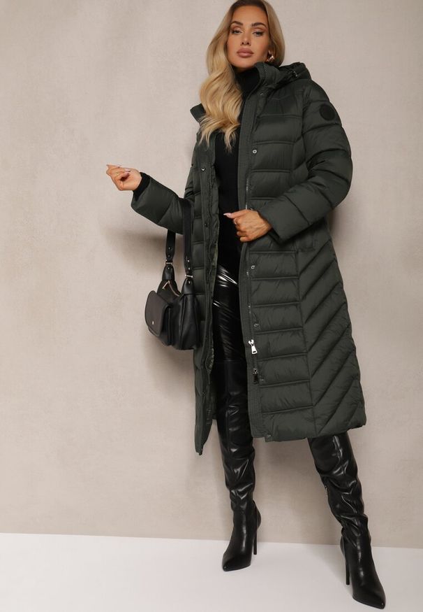 Renee - Ciemnozielona Długa Kurtka z Pikowanymi Przeszyciami i Kapturem z Możliwością Odpięcia Realithra. Okazja: na co dzień. Kolor: zielony. Materiał: jeans. Długość: długie. Styl: elegancki, casual