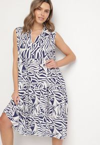 Born2be - Granatowa Bawełniana Rozkloszowana Sukienka z Geometrycznym Wzorem Annivaria. Okazja: na co dzień. Typ kołnierza: dekolt w kształcie V. Kolor: niebieski. Materiał: bawełna. Wzór: geometria. Typ sukienki: rozkloszowane. Styl: klasyczny, casual, elegancki #1