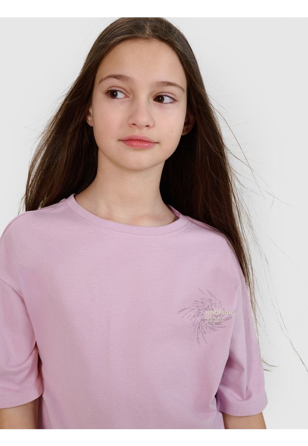 4f - 4F T-shirt oversize z nadrukiem dziewczęcy - fioletowy 128 (7-8 lat). Okazja: na co dzień. Kolor: fioletowy. Materiał: dzianina, jersey, bawełna. Długość rękawa: krótki rękaw. Długość: krótkie. Wzór: nadruk. Sezon: lato. Styl: casual, klasyczny, sportowy