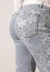 Born2be - Niebieskie Jeansy z Bawełną o Szerokim Kroju Ozdobione Kwiatami Zinnoreth. Stan: podwyższony. Kolor: niebieski. Wzór: aplikacja, kwiaty. Styl: elegancki #6