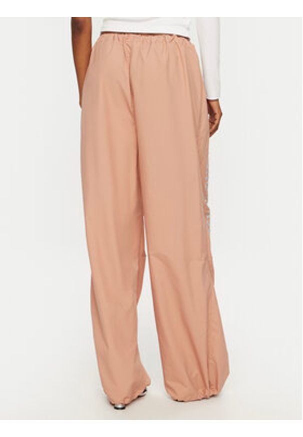 Juicy Couture Spodnie dresowe Ayla JCWBJ24306 Beżowy Loose Fit. Kolor: beżowy. Materiał: syntetyk