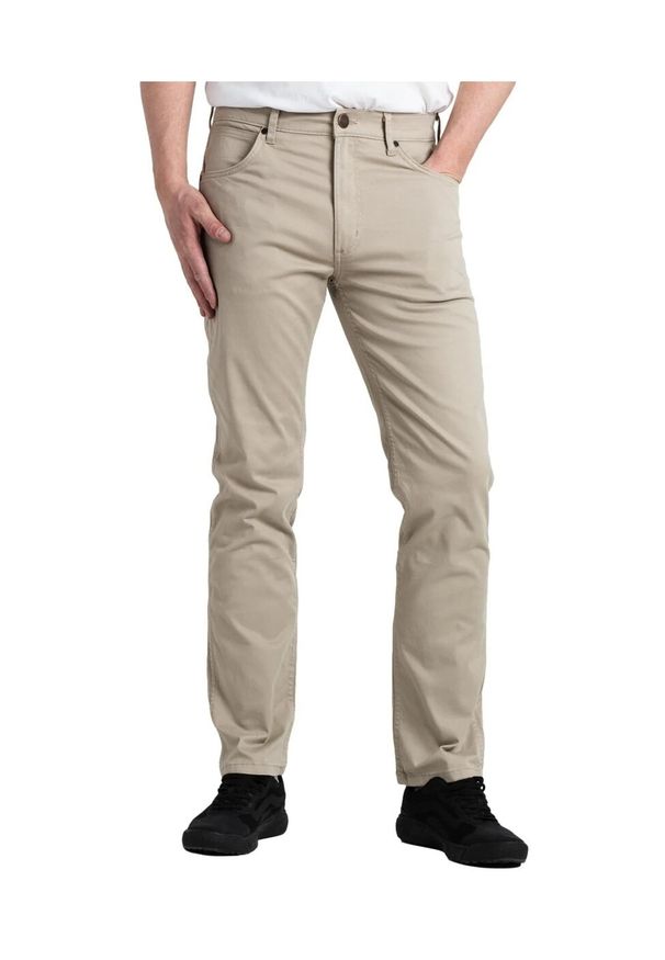 Wrangler - WRANGLER GREENSBORO MĘSKIE SPODNIE MATERIAŁOWE KHAKI W15QOF787 112320815. Kolor: brązowy. Materiał: materiał