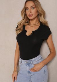 Renee - Czarny Dopasowany T-shirt z Ozdobnymi Guziczkami i Wycięciem przy Dekolcie Benolla. Okazja: na co dzień. Kolor: czarny. Materiał: jeans. Wzór: aplikacja. Styl: elegancki, casual