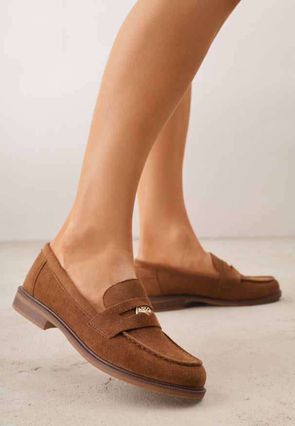 Born2be - Brązowe Mokasyny VICES z Wkładką ze Skóry Naturalnej i Metaliczną Aplikacją Nanora. Nosek buta: okrągły. Kolor: brązowy. Materiał: skóra. Wzór: aplikacja. Obcas: na obcasie. Styl: klasyczny. Wysokość obcasa: niski