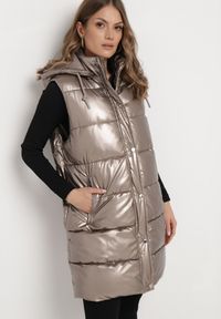 Born2be - Brązowo-Złota Długa Kamizelka Pikowana z Kapturem Agelie. Typ kołnierza: kaptur. Kolor: brązowy. Długość: długie. Wzór: aplikacja #7