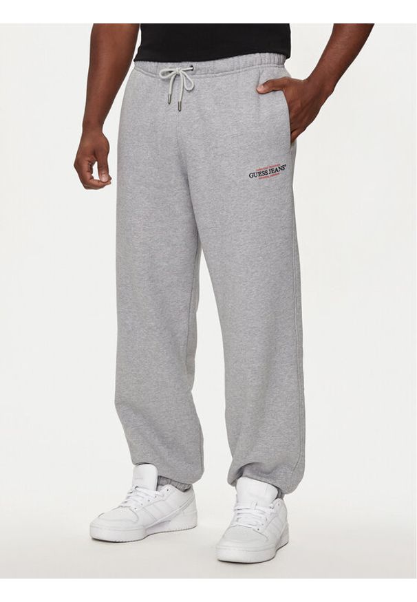 Guess Jeans Spodnie dresowe M4YB18 K9V31 Szary Regular Fit. Kolor: szary. Materiał: bawełna