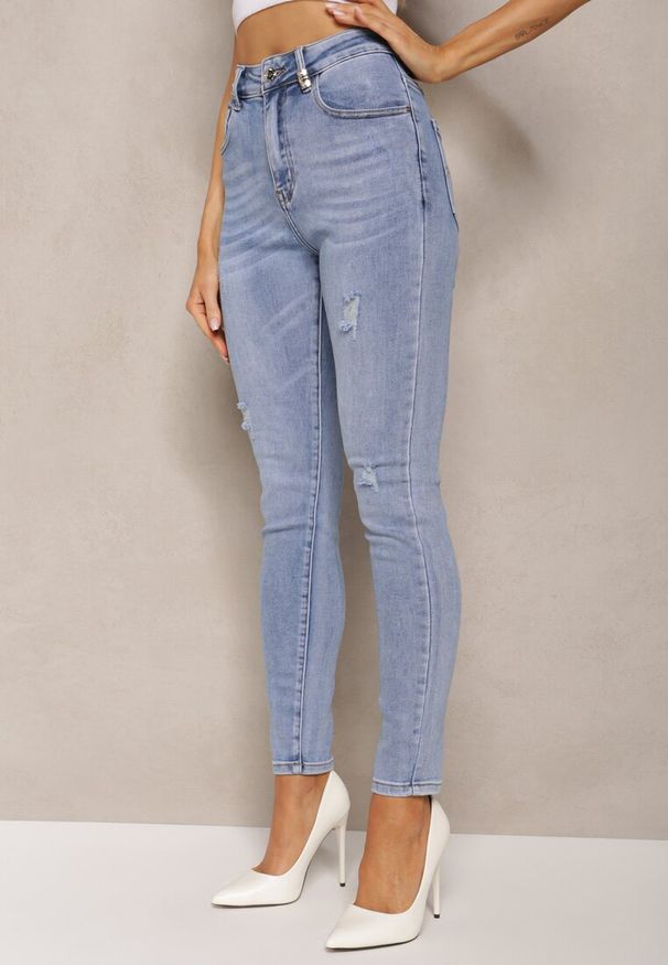 Renee - Jasnoniebieskie Skinny Jeansy Bawełniane z Dziurami i Przetarciami Altrasa. Kolor: niebieski. Długość: długie