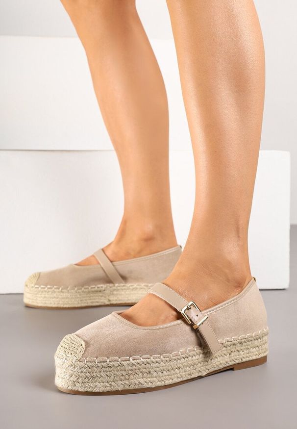 Renee - Ciemnobeżowe Espadryle z Plecionką i Paskiem Fevolise. Okazja: na co dzień, na plażę, na spacer. Zapięcie: pasek. Kolor: beżowy. Materiał: jeans. Sezon: lato. Obcas: na platformie. Styl: elegancki, casual