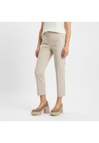 Półbuty damskie Karino, stabilny słupek podwyższona platforma miękka cholewka zabudowany przód masywna podeszwa, beżowe, 5996/007-P. Okazja: na co dzień. Kolor: beżowy. Materiał: zamsz, skóra. Szerokość cholewki: normalna. Obcas: na platformie. Styl: casual, elegancki. Wysokość obcasa: średni #9