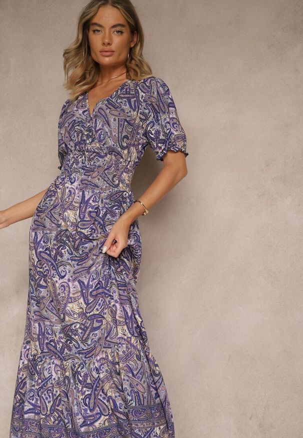 Renee - Fioletowa Rozkloszowana Sukienka z Bawełny Zdobiona Wzorem Paisley Folitea. Typ kołnierza: dekolt w serek. Kolor: fioletowy. Materiał: bawełna. Wzór: paisley, aplikacja. Sezon: wiosna