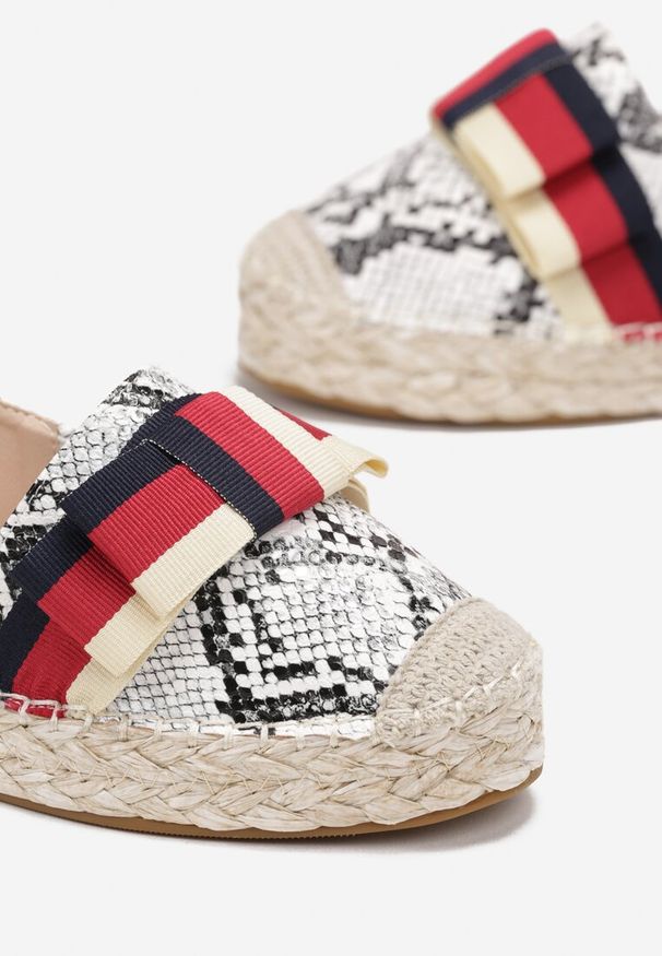 Renee - Czarne Espadryle z Imitacji Skóry Węża na Plecionej Podeszwie z Ozdobną Taśmą Realyn. Kolor: czarny. Materiał: skóra