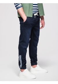 Ombre Clothing - Męskie jeansowe joggery z lampasami – ciemnoniebieskie V4 - Rozmiar: M. Okazja: na co dzień. Kolor: niebieski. Materiał: jeans. Styl: casual, retro, sportowy