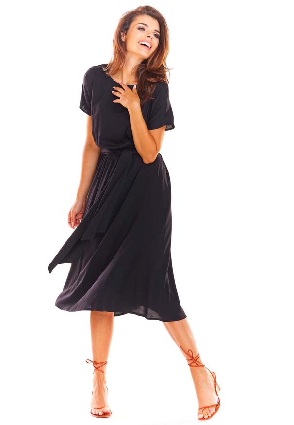 Awama - Czarna Rozkloszowana Midi Sukienka z Krótkim Kimonowym Rękawem. Kolor: czarny. Materiał: elastan, wiskoza. Długość: midi