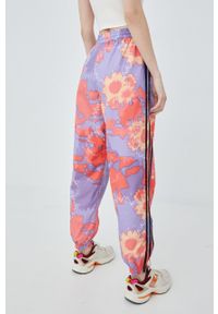 adidas Originals spodnie dresowe HC4597 damskie wzorzyste. Stan: podwyższony. Materiał: dresówka #3