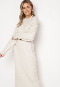 Born2be - Jasnobeżowa Dzianinowa Sukienka z Wiskozą o Pudełkowym Kroju Mazilaine. Okazja: na co dzień. Kolor: beżowy. Materiał: wiskoza, dzianina. Długość rękawa: długi rękaw. Typ sukienki: proste. Styl: klasyczny, casual #7