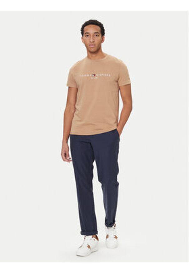 TOMMY HILFIGER - Tommy Hilfiger T-Shirt Logo MW0MW11797 Beżowy Regular Fit. Kolor: beżowy. Materiał: bawełna
