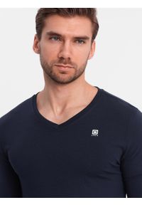 Ombre Clothing - Longsleeve męski z elastanem sygnowany z dekoltem w serek - granatowy V2 - Rozmiar: L. Okazja: na co dzień. Typ kołnierza: dekolt w serek. Kolor: niebieski. Materiał: elastan. Długość rękawa: długi rękaw. Wzór: gładki, jednolity. Styl: klasyczny, casual