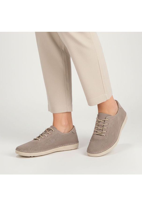 Półbuty damskie S.Barski cholewka ze skóry naturalnej z drobną perforacją klasyczne sznurowanie smukły fason zaokrąglony nosek niska jednolita podesz. Zapięcie: sznurówki. Kolor: szary. Materiał: skóra. Szerokość cholewki: normalna. Wzór: jednolity. Styl: klasyczny