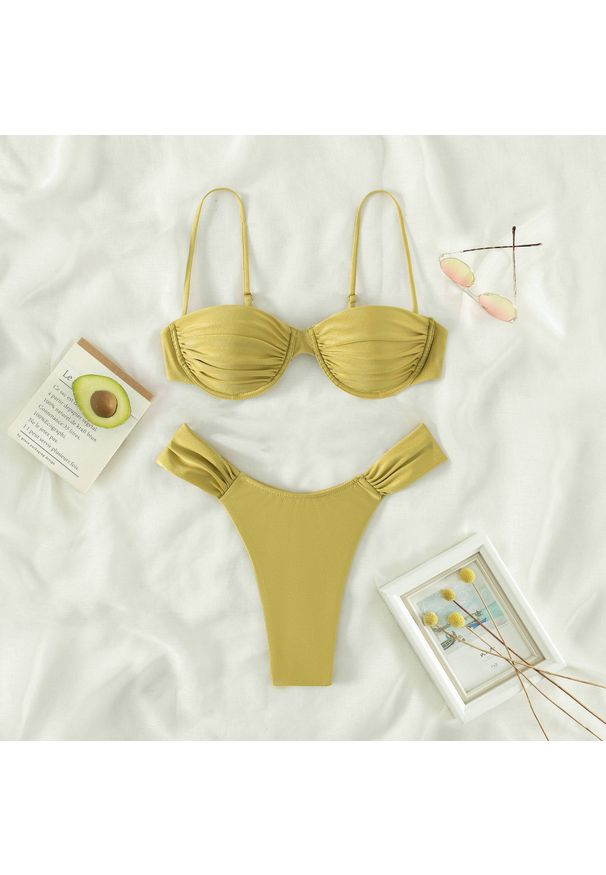 Intica - Strój kąpielowy bikini z regulowanym stanikiem i trójkątnymi figami Aleah. Kolor: zielony. Materiał: materiał