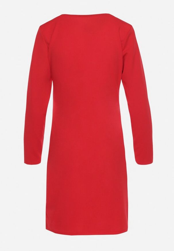 Born2be - Czerwona Sukienka Kopertowa z Ozdobnym Marszczeniem Ohildria. Kolor: czerwony. Typ sukienki: kopertowe. Styl: elegancki