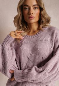 Renee - Jasnofioletowy Długi Sweter Oversize z Wypukłym Splotem All Over Somet. Kolor: fioletowy. Długość: długie. Wzór: ze splotem. Styl: elegancki