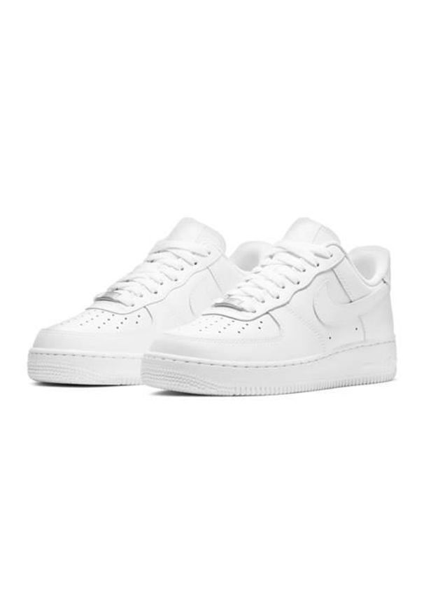 Nike - Buty do chodzenia dla dorosłych Air Force 1 Triple White. Zapięcie: sznurówki. Kolor: biały. Materiał: tkanina, skóra, materiał, syntetyk. Szerokość cholewki: normalna. Model: Nike Air Force. Sport: turystyka piesza