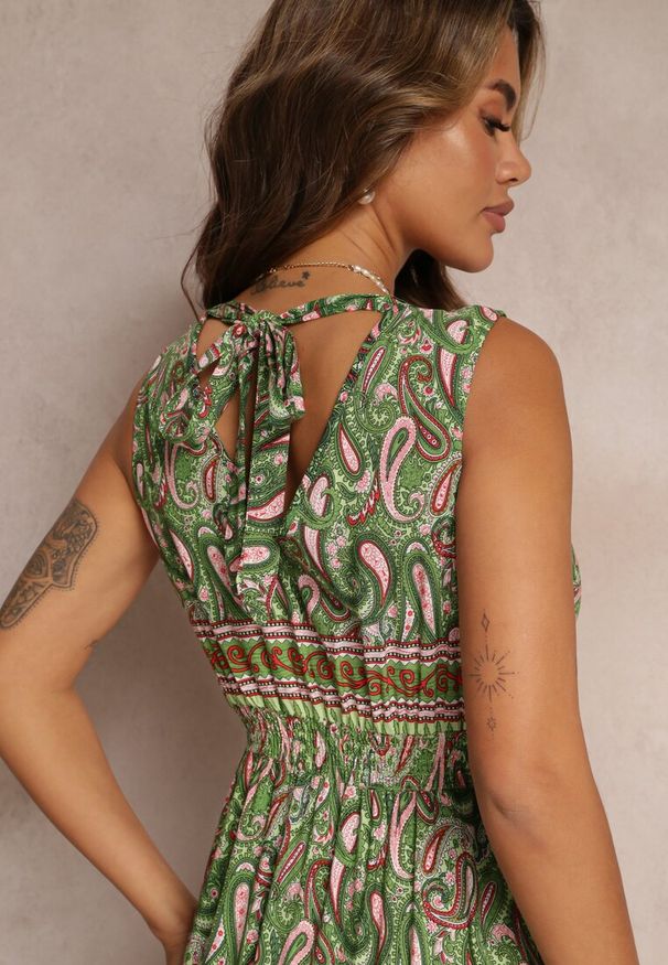 Renee - Zielona Wiskozowa Sukienka Paisley Maxi z Głębokim Dekoltem Shinne. Kolor: zielony. Materiał: wiskoza. Wzór: paisley. Sezon: lato, wiosna. Typ sukienki: kopertowe. Długość: maxi