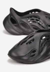 Born2be - Czarne Sneakersy z Pianki Zdobione Wycięciami Harelle. Kolor: czarny. Wzór: aplikacja #3