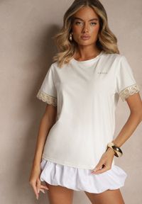 Renee - Biały Bawełniany T-shirt z Koronkowymi Zdobieniami i Cekinami Drane. Okazja: na co dzień, na imprezę. Kolor: biały. Materiał: bawełna, koronka. Wzór: aplikacja. Styl: elegancki, casual