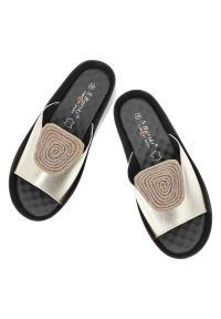 Złote Klapki S.Barski Wsuwane Obuwie Damskie. Okazja: na co dzień. Kolor: złoty. Wzór: aplikacja. Sezon: lato. Obcas: na koturnie. Styl: casual, elegancki #5