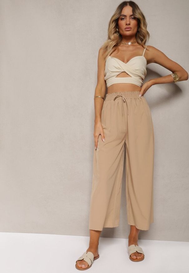 Renee - Beżowe Spodnie High Waist z Szerokimi Nogawkami z Wiskozą Wykończone Gumką w Talii Crisantas. Okazja: na spotkanie biznesowe, na co dzień. Stan: podwyższony. Kolor: beżowy. Materiał: wiskoza. Styl: casual, elegancki, biznesowy