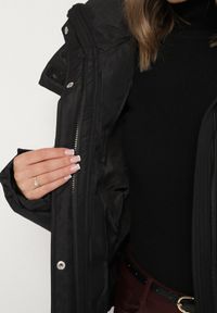 Born2be - Czarna Oversizowa Kurtka Bomberka z Kapturem i Ozdobnymi Kieszeniami Nalana. Okazja: na spacer, na co dzień. Typ kołnierza: kaptur. Kolor: czarny. Materiał: dzianina, jeans, poliester. Wzór: aplikacja. Styl: casual, sportowy #4