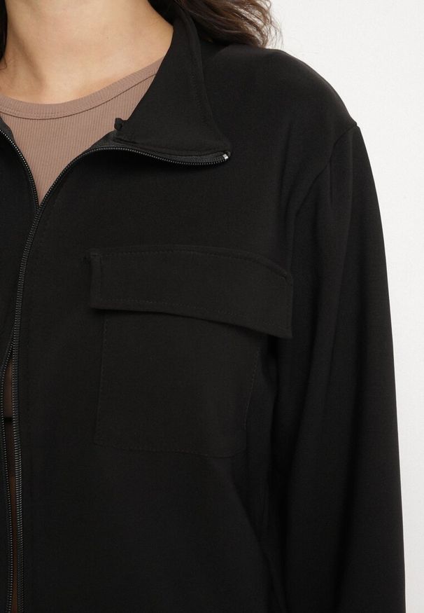 Born2be - Czarny Komplet Dresowy Rozpinana Bluza z Klapami i Spodnie Typu Cargo Ezvisa. Kolor: czarny. Materiał: dresówka