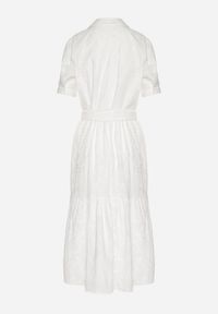 Born2be - Biała Bawełniana Sukienka Ażurowa o Koszulowym Kroju z Paskiem Divione. Okazja: na spacer, na co dzień. Kolor: biały. Materiał: bawełna. Wzór: ażurowy. Typ sukienki: koszulowe. Styl: klasyczny, casual, elegancki #2