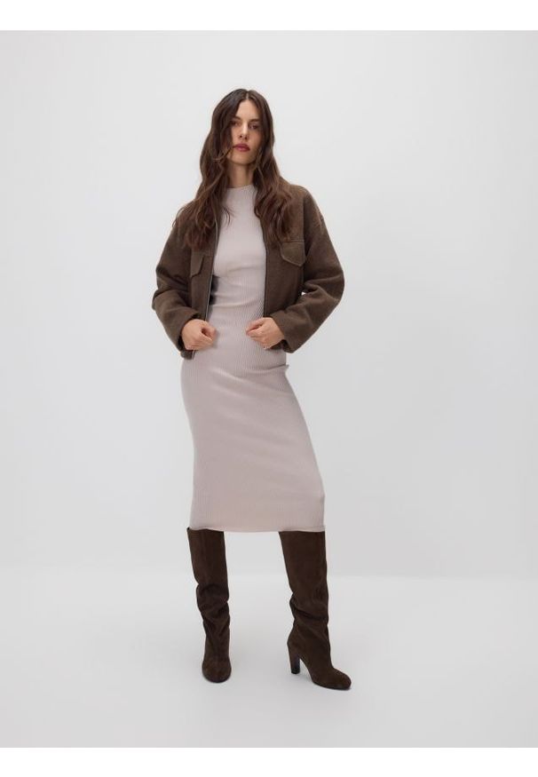 Reserved - Prążkowana sukienka z wiskozą - beżowy. Kolor: beżowy. Materiał: wiskoza, prążkowany