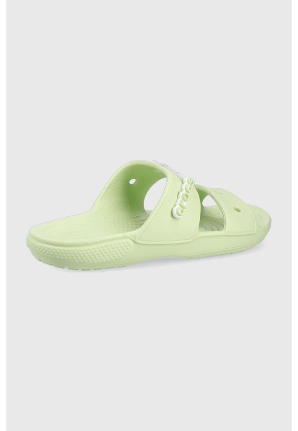 Crocs klapki damskie kolor zielony. Kolor: zielony. Materiał: guma, materiał. Wzór: gładki. Obcas: na obcasie. Wysokość obcasa: niski