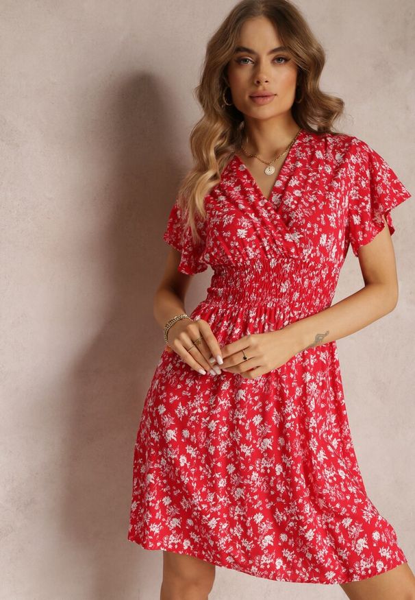 Renee - Czerwona Wiskozowa Sukienka Mini w Kwiaty z Gumką w Talii i Kopertową Górą Joslena. Kolor: czerwony. Materiał: wiskoza. Długość rękawa: krótki rękaw. Wzór: kwiaty. Sezon: lato, wiosna. Typ sukienki: kopertowe. Długość: mini