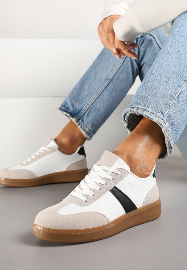 Born2be - Biało-Czarne Sneakersy w Stylu Tenisówek Ozdobione Paskiem Elhanis. Okazja: na co dzień. Nosek buta: okrągły. Zapięcie: pasek. Kolor: biały. Materiał: jeans. Wzór: aplikacja
