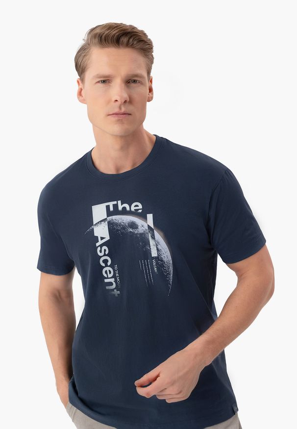 Volcano - Koszulka z nadrukiem, Comfort Fit, T-NARIS. Okazja: na co dzień. Materiał: bawełna, materiał. Długość: krótkie. Wzór: nadruk. Styl: casual