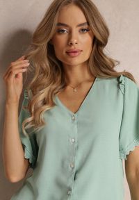 Renee - Zielona Koszula z Krótkim Rękawem i Koronką przy Ramionach Bettia. Kolor: zielony. Materiał: koronka. Długość rękawa: krótki rękaw. Długość: krótkie. Wzór: koronka #3