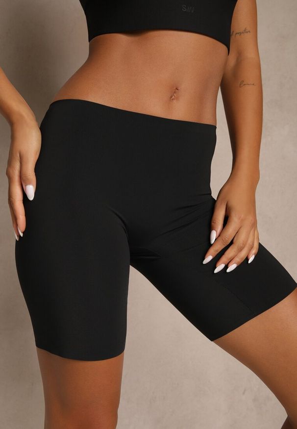 Renee - Czarne Szorty w Stylu Bikerów Dollamea. Kolor: czarny